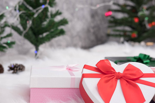 huidige dozen en versierde kerstboom. gift box voor xmas pa - Foto, afbeelding