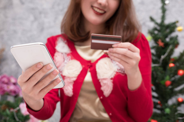 mujer pidiendo regalo en Internet. comprador femenino celebración de teléfono inteligente
 - Foto, imagen