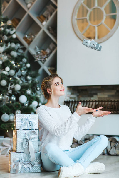 Beautiful young woman with Christmas gifts - Foto, Imagen