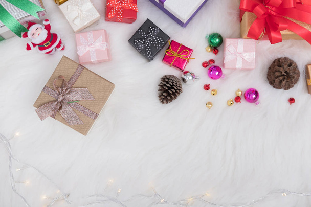 boîtes cadeaux et cône de pin. boîte cadeau pour la fête de Noël. noël
  - Photo, image