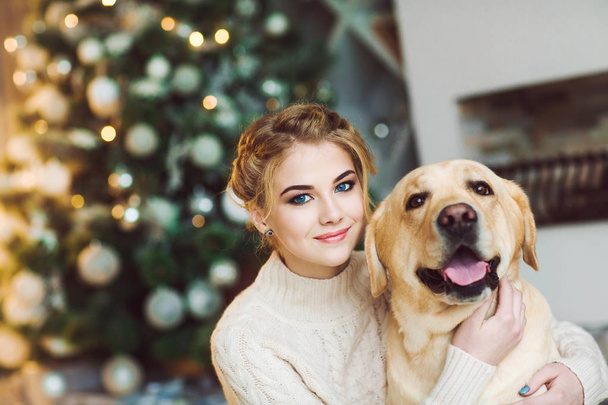 Gorgeous young woman with golden retriever dog - Foto, afbeelding