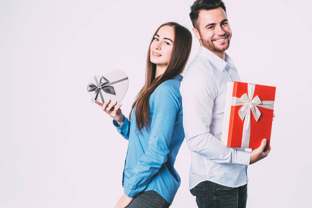 Young beautiful couple with present isolated. - Foto, Imagen