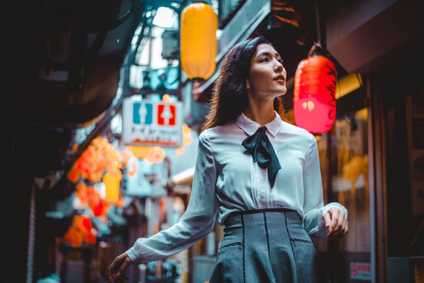 Tokyo'da yürüyüş güzel Japon kızı. Kavram genç hakkında - Fotoğraf, Görsel