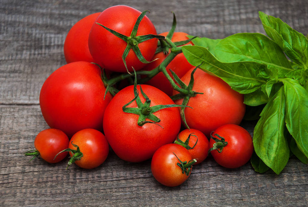 Fresh tomatoes on a table - Fotoğraf, Görsel