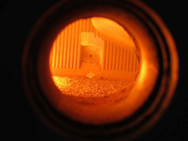 O interior da caldeira grelha forno
 - Foto, Imagem