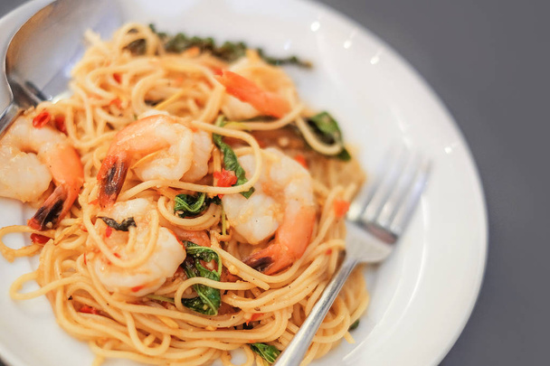 Спагетті з морепродуктами на сірому фоні
 - Фото, зображення