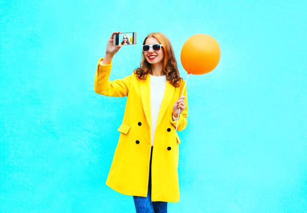 Fashion pretty woman takes a picture self portrait on a smartpho - Photo, image