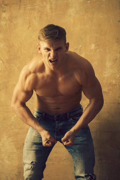 bodybuilder showing muscles on strong, naked torso - Foto, afbeelding