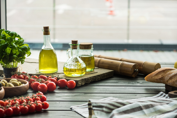 olive oil bottles with vegetables - Zdjęcie, obraz