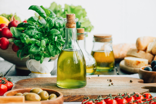 botellas de aceite de oliva con verduras
 - Foto, Imagen
