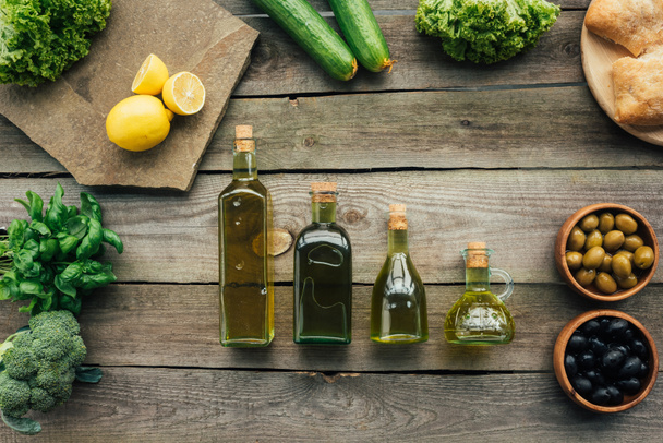 botellas de oliva en la mesa
 - Foto, imagen
