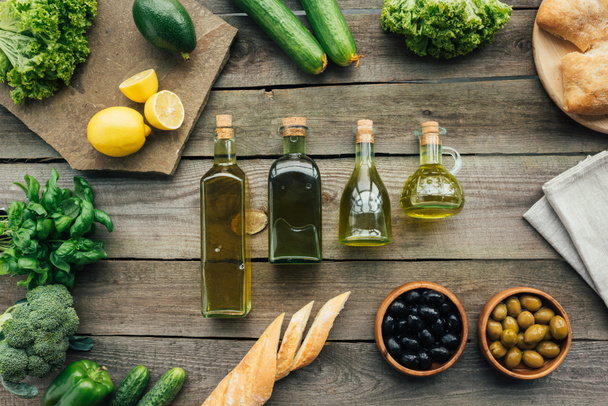botellas de oliva en la mesa
 - Foto, Imagen
