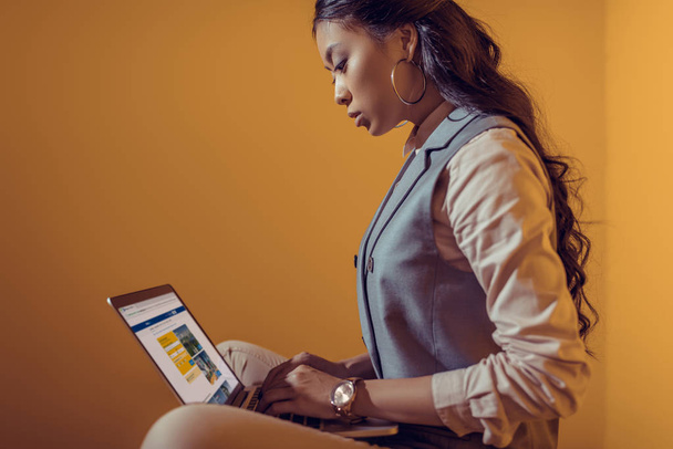 businesswoman using laptop with booking website - Foto, imagen