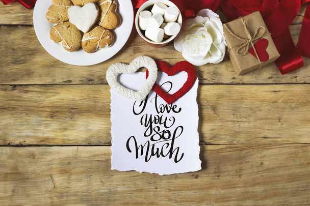 Biscuits sous forme de cœurs, guimauves, cadeaux et coulées de roses
 - Photo, image