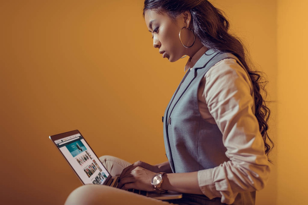 businesswoman using laptop with amazon website - Zdjęcie, obraz