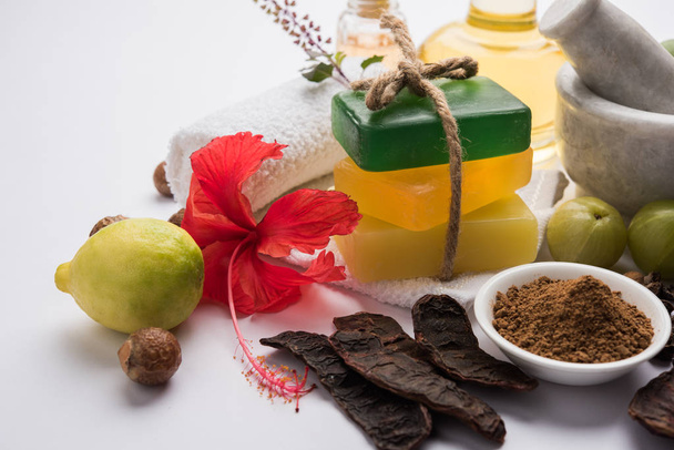 Indiai ájurvédikus szappannal vagy kézzel készített szappan gyógynövények, mint a shikakai, reetha, amla, citromos, bazsalikomos és hibiszkusz - Fotó, kép