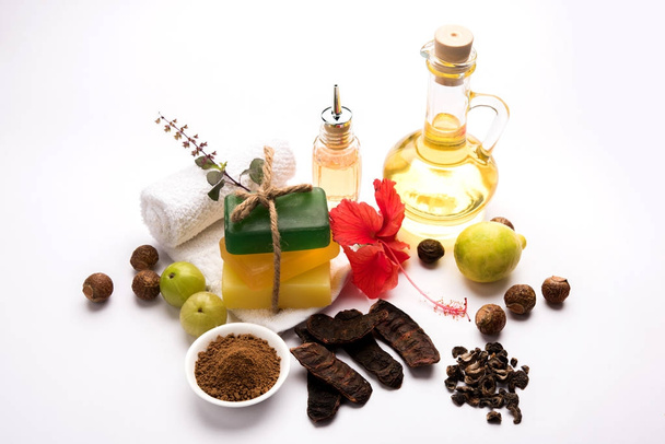 Индийское аюрведическое мыло или мыло ручной работы с травами, такими как шикакакаи, рита, амла, лимон, базилик и гибискус
 - Фото, изображение