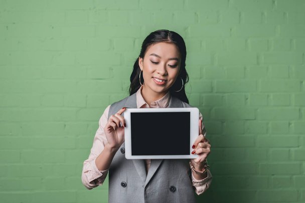 Mulher de negócios asiática com tablet
 - Foto, Imagem