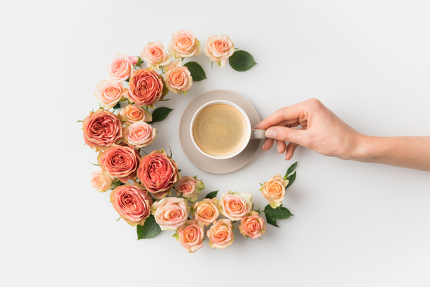 couronne de fleurs avec tasse à café
 - Photo, image