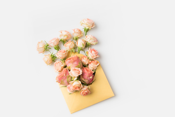 pink roses in envelope - Φωτογραφία, εικόνα