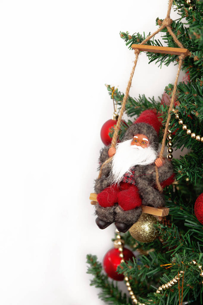 Рождественская елка с игрушками и Санта-Клаусом изолированы на белом фоне
 - Фото, изображение