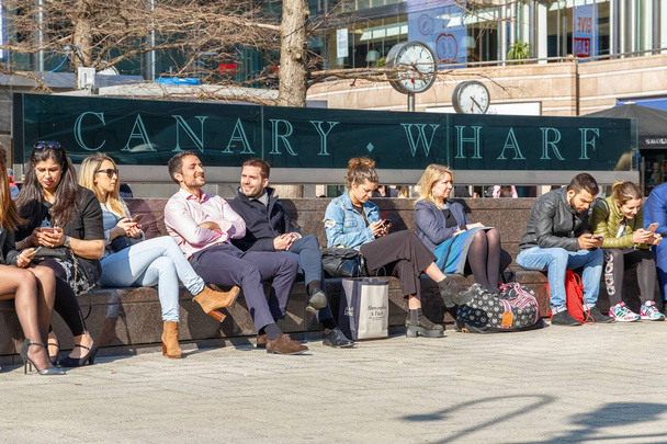 Outdoor space in Canary Wharf packed with people sitting and enj - Foto, Imagen