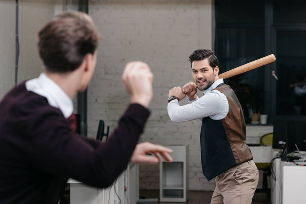 jeunes hommes d'affaires jouant au baseball dans le bureau batte de baseball
 - Photo, image