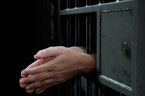 Cela da prisão porta e mãos
 - Foto, Imagem