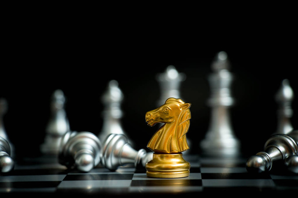 Gold hevonen shakki peli kasvot toisen hopea joukkue musta tausta (Concept yrityksen strategia, liiketoiminnan voitto tai päätös
) - Valokuva, kuva