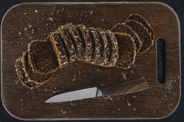 нарезанный хлеб с тыквенными семечками
 - Фото, изображение