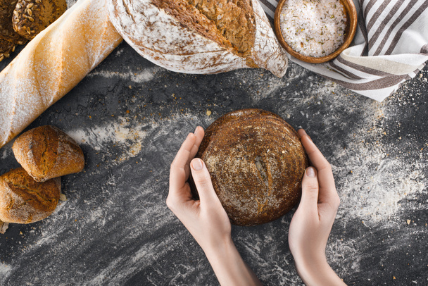 hands with homemade bread  - Foto, imagen