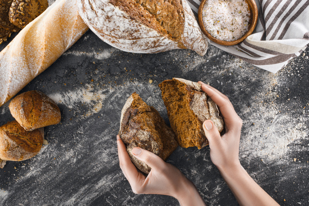 handen met zelfgebakken brood  - Foto, afbeelding
