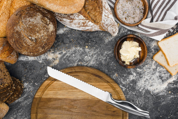 pan y tabla de cortar con cuchillo
 - Foto, Imagen