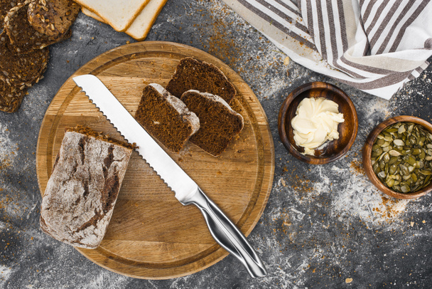 chleb i nóż na deski do krojenia   - Zdjęcie, obraz