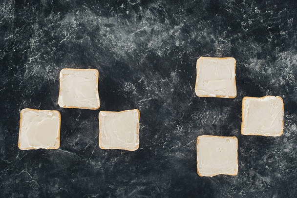 Toasts au beurre
  - Photo, image