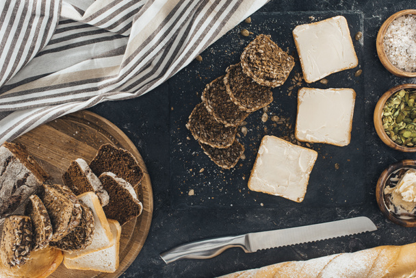 toasts with butter and multigrain bread  - Φωτογραφία, εικόνα
