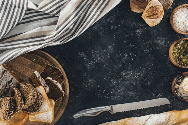 zelfgebakken brood en mes - Foto, afbeelding