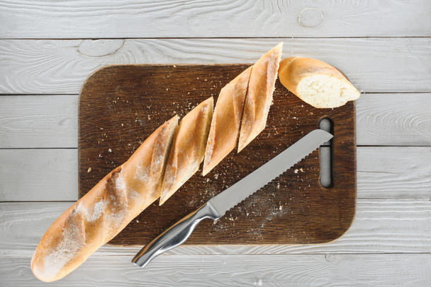 sliced baguette and knife   - Zdjęcie, obraz