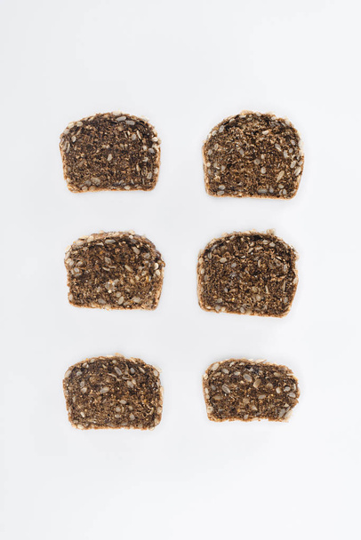 マルチグレインのパンをスライス  - 写真・画像