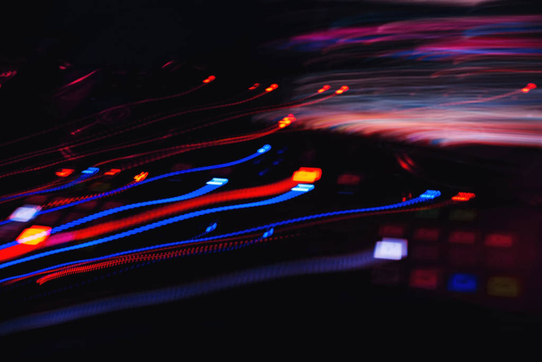 абстрактные цветные следы от воздействия на длительное воздействие световых кнопок музыкального оборудования
 - Фото, изображение