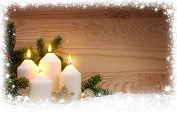 Чотири палаючі свічки і снігова рамка
. - Фото, зображення