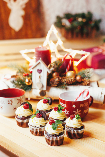 Arredo natalizio in Studio, cupcake, muffin fatti in casa
 - Foto, immagini