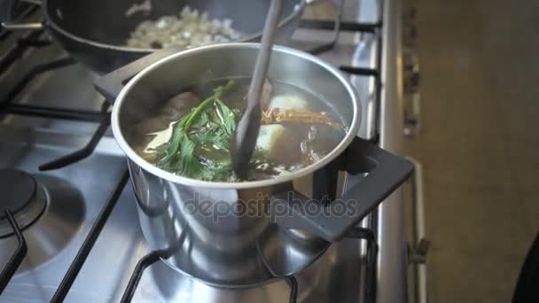 Σπίτι γίνεται σούπα λαχανικών - Πλάνα, βίντεο