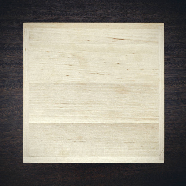 Scatola di legno bianco su sfondo scuro
 - Foto, immagini