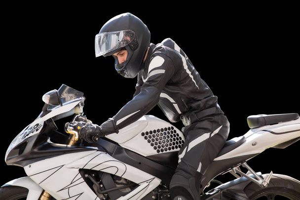 Портрет мотоциклиста со шлемом на черном фоне
. - Фото, изображение