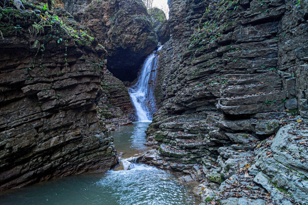 Багаторівневих водоспаду восени Rufabgo ущелині, Адигея,. - Фото, зображення