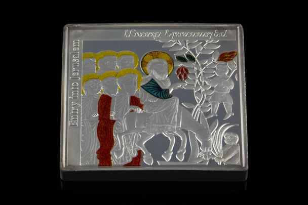 Erywań, Armenia - 14 listopada 2017: pamiątkowa srebrna moneta wydanych na mocy międzynarodowego programu numizmatycznych Ewangelii sceny w ormiańskiej miniatur w 2010. W Armenii napisał: wjazd do Jerozolimy - Zdjęcie, obraz