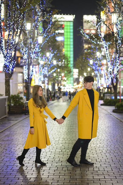 Feliz pareja disfrutando de tokyo noche fondo
 - Foto, imagen