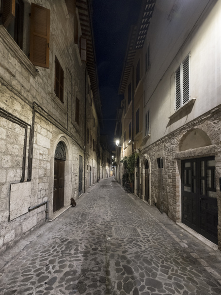 Ascoli Piceno (Marche, Italia), kuja yöllä
 - Valokuva, kuva