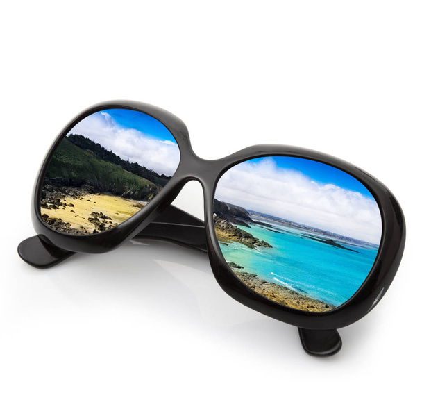 γυαλιά ηλίου με θάλασσα, σε λευκό φόντο - Φωτογραφία, εικόνα